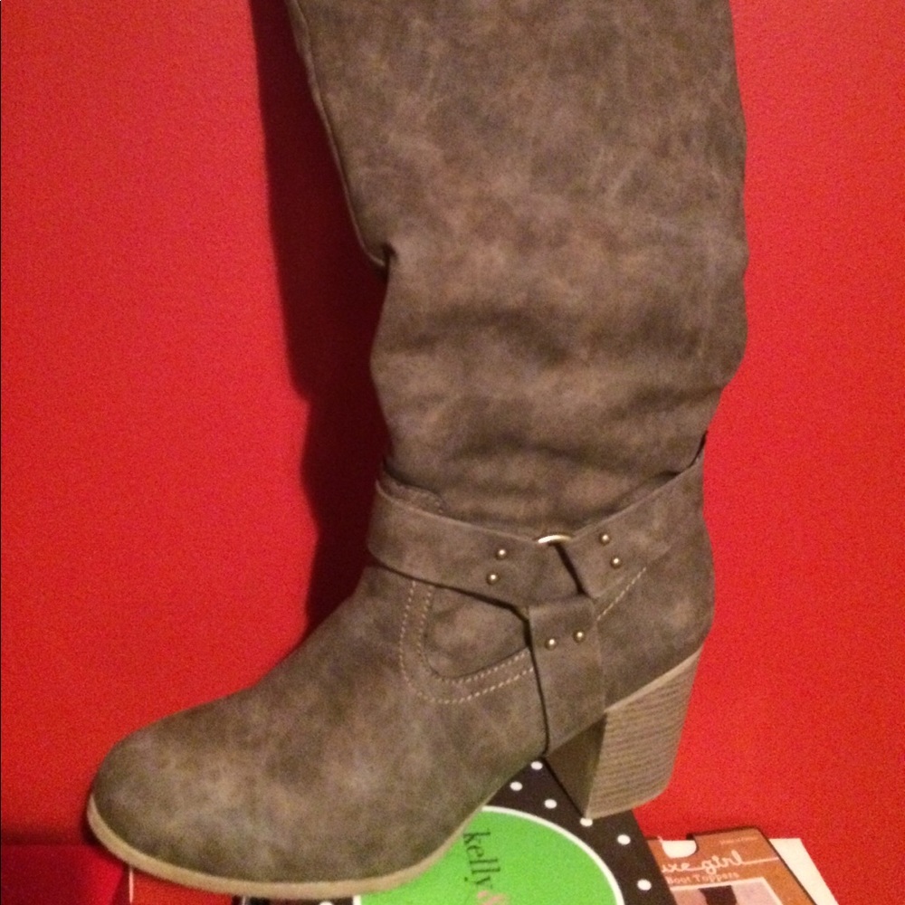 Right below the knee boots - Picture 2 of 2